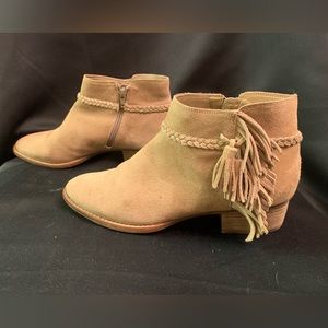 H Gianni Bini suede tasseled ankle boots women’s size 10